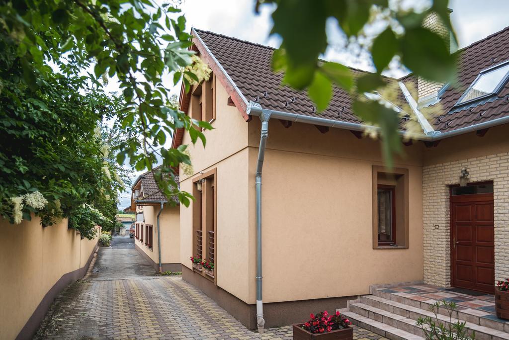 Szenti Vendégház Acomodação com café da manhã Győr Exterior foto